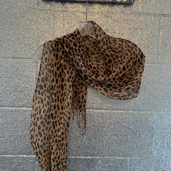 Leopard print scarf with fringe - Picture 2 of 2